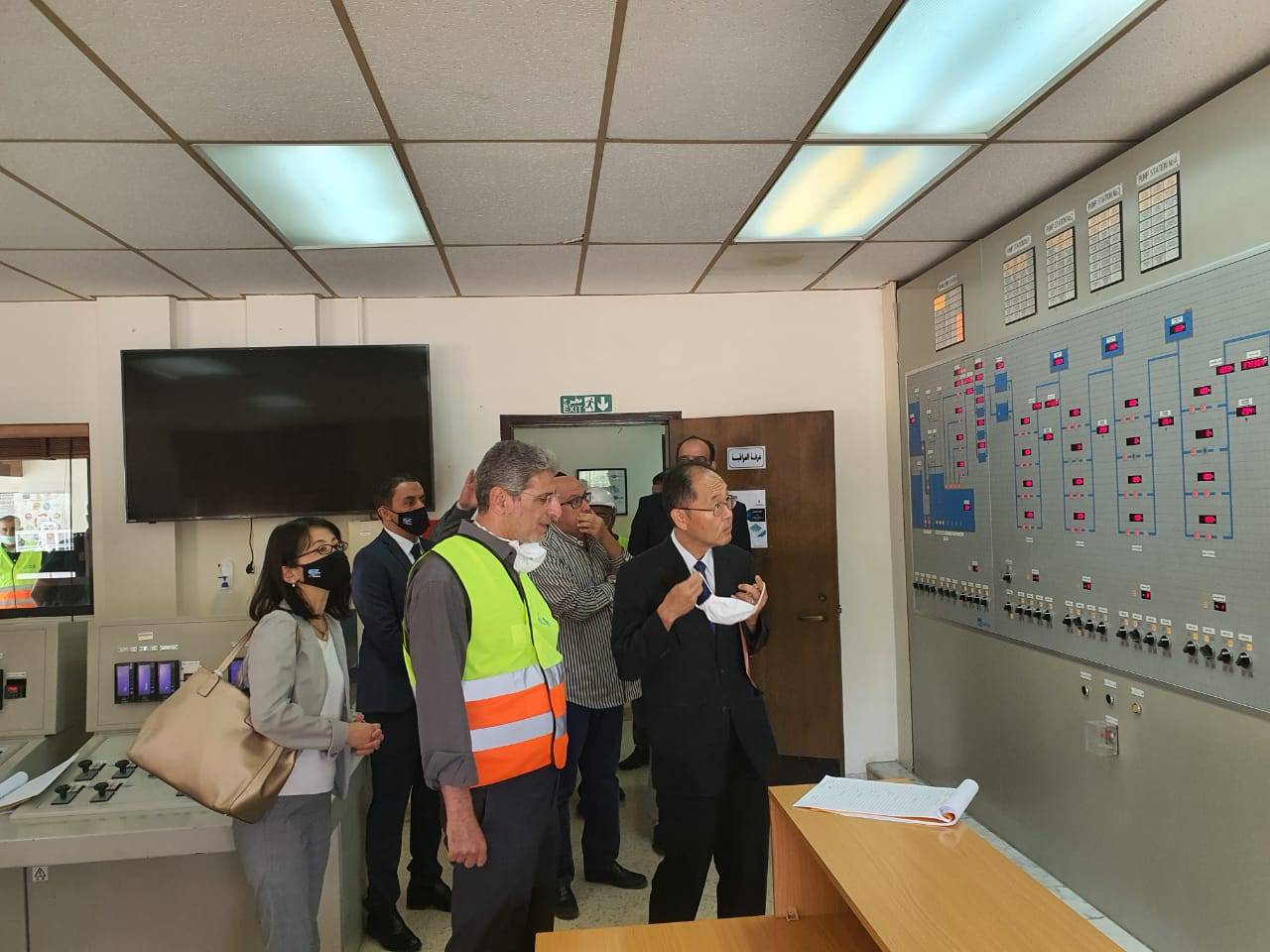 وزير المياه والري والسفير الياباني يطلعان على مشروع تطوير منظومة مياه زي .. فيديو