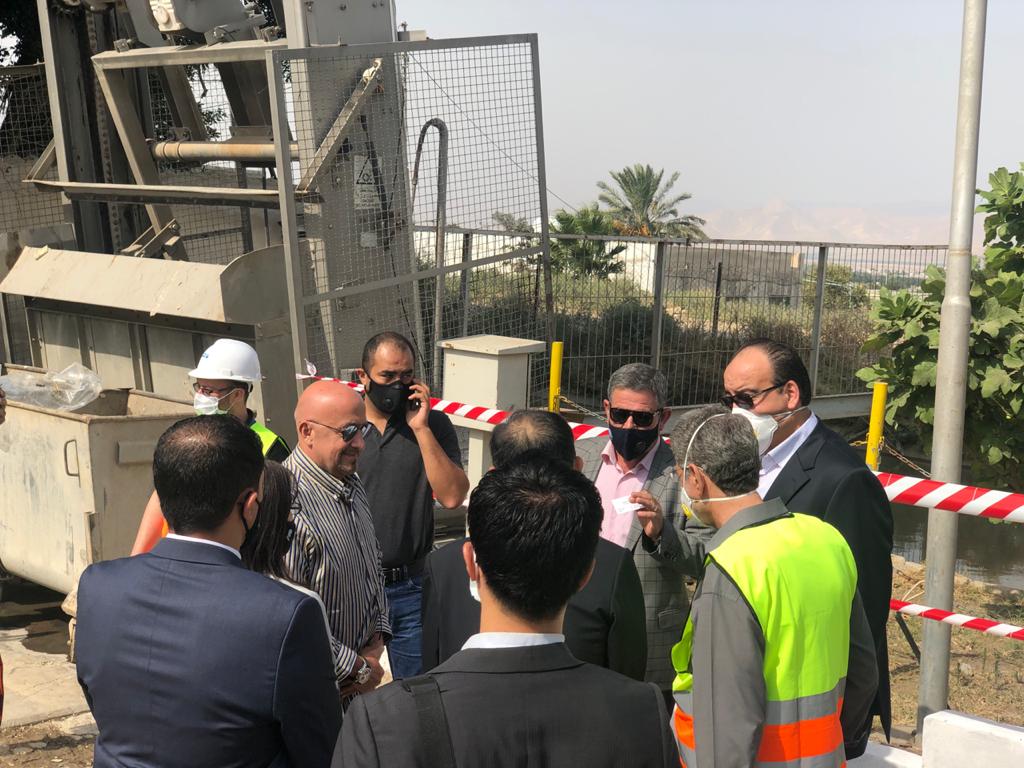 وزير المياه والري والسفير الياباني يطلعان على مشروع تطوير منظومة مياه زي .. فيديو