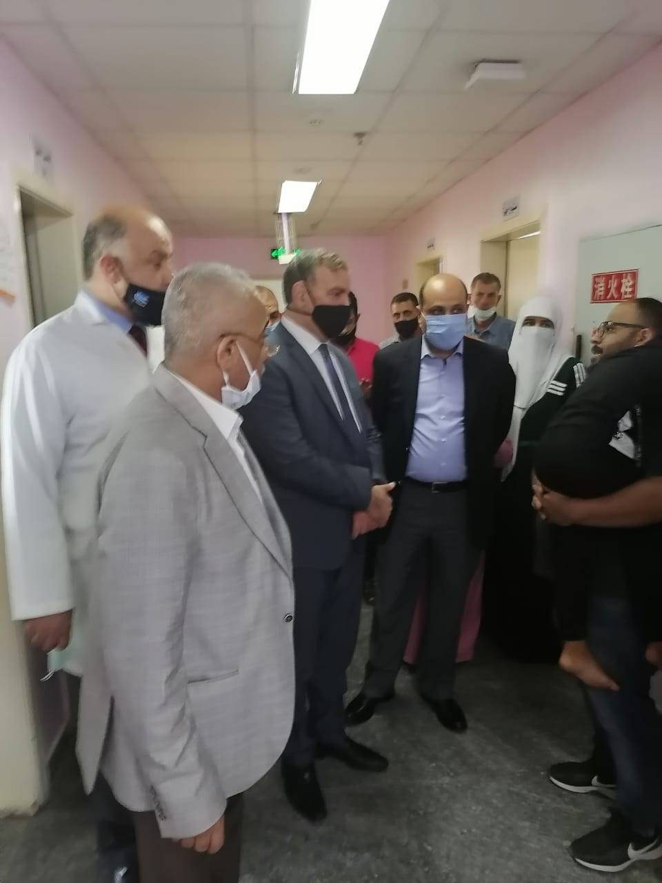 وزير الصحة يطمئن على المصابين بالتسمم الغذائي من منطقة عين الباشا