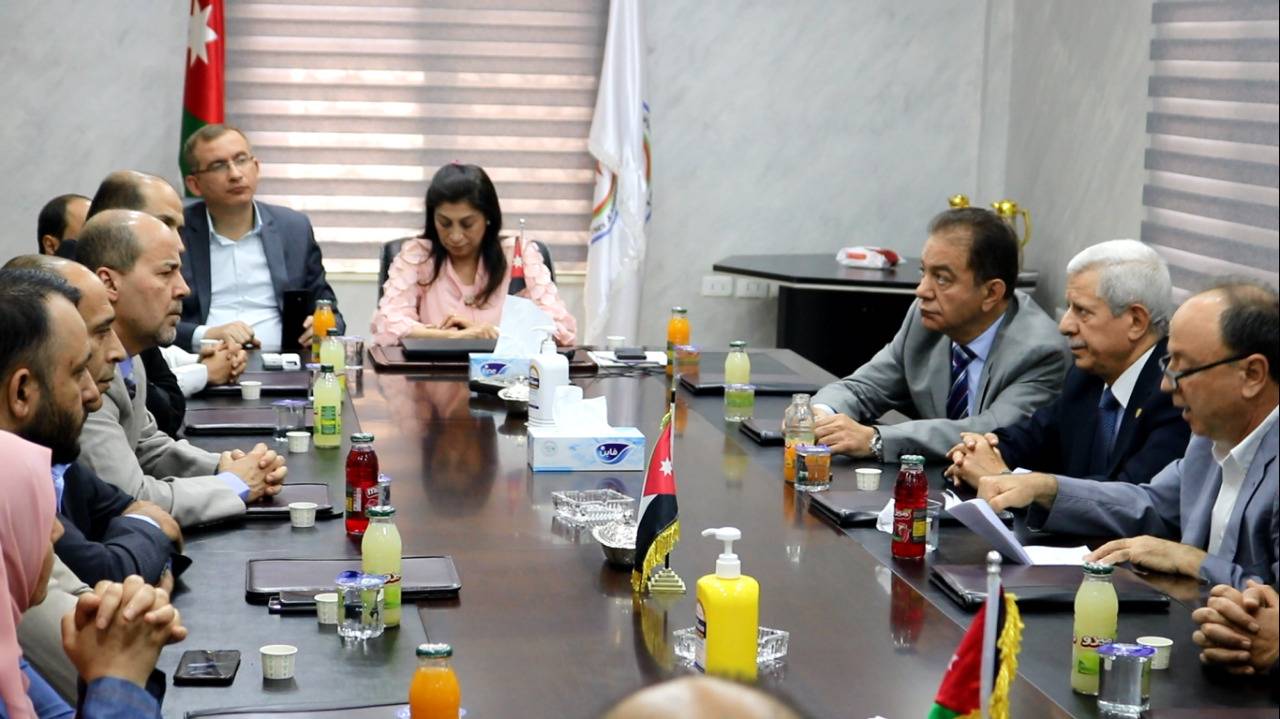 جاهة نقابية تطوي الخلاف بين نقابة الممرضين ومستشفى عبدالهادي بعد تقديم الاخير اعتذاره