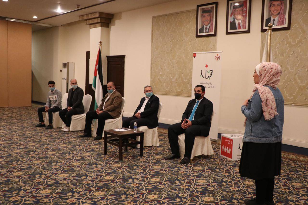 وزير الشباب يلتقي مجموعة من الشباب المشاركين في الورشة التدريبية لإعداد المُمثل .. صور