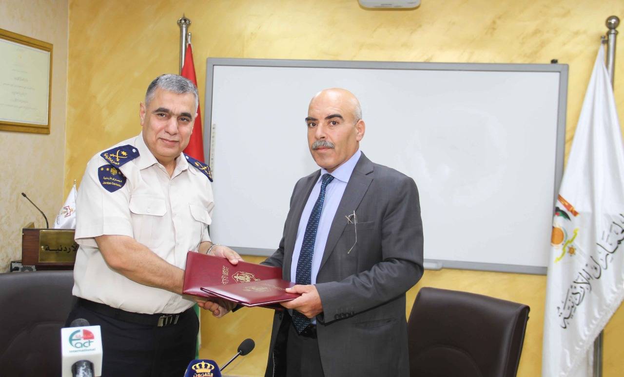 الجمارك ودائرة الاراضي والمساحة توقعان مذكرة تفاهم  في مجال الحجز وفك الحجز الكترونياً