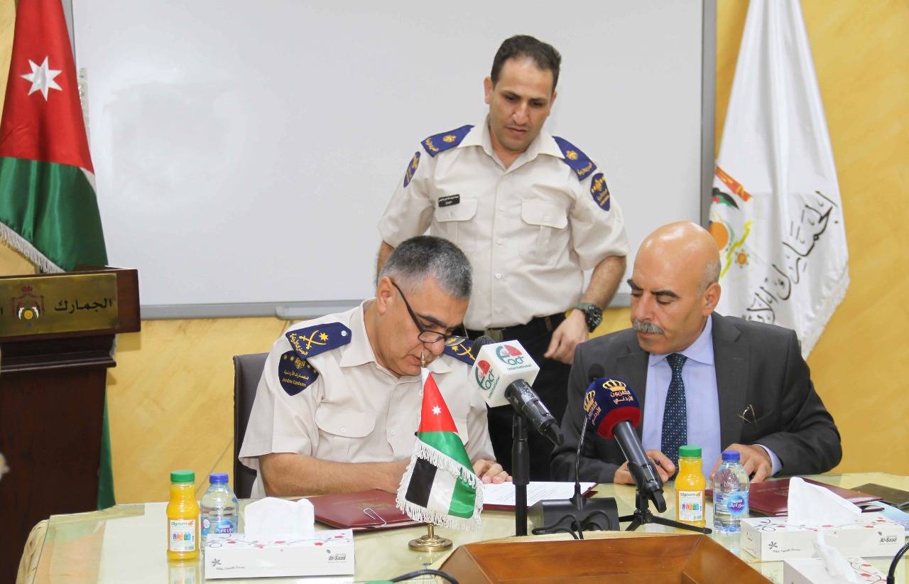 الجمارك ودائرة الاراضي والمساحة توقعان مذكرة تفاهم  في مجال الحجز وفك الحجز الكترونياً