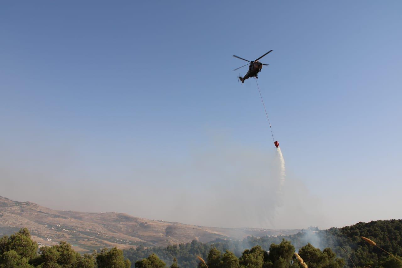 الدفاع المدني لا زال يتعامل مع حريق مناطق حرجية في حسبان .. فيديو وصور