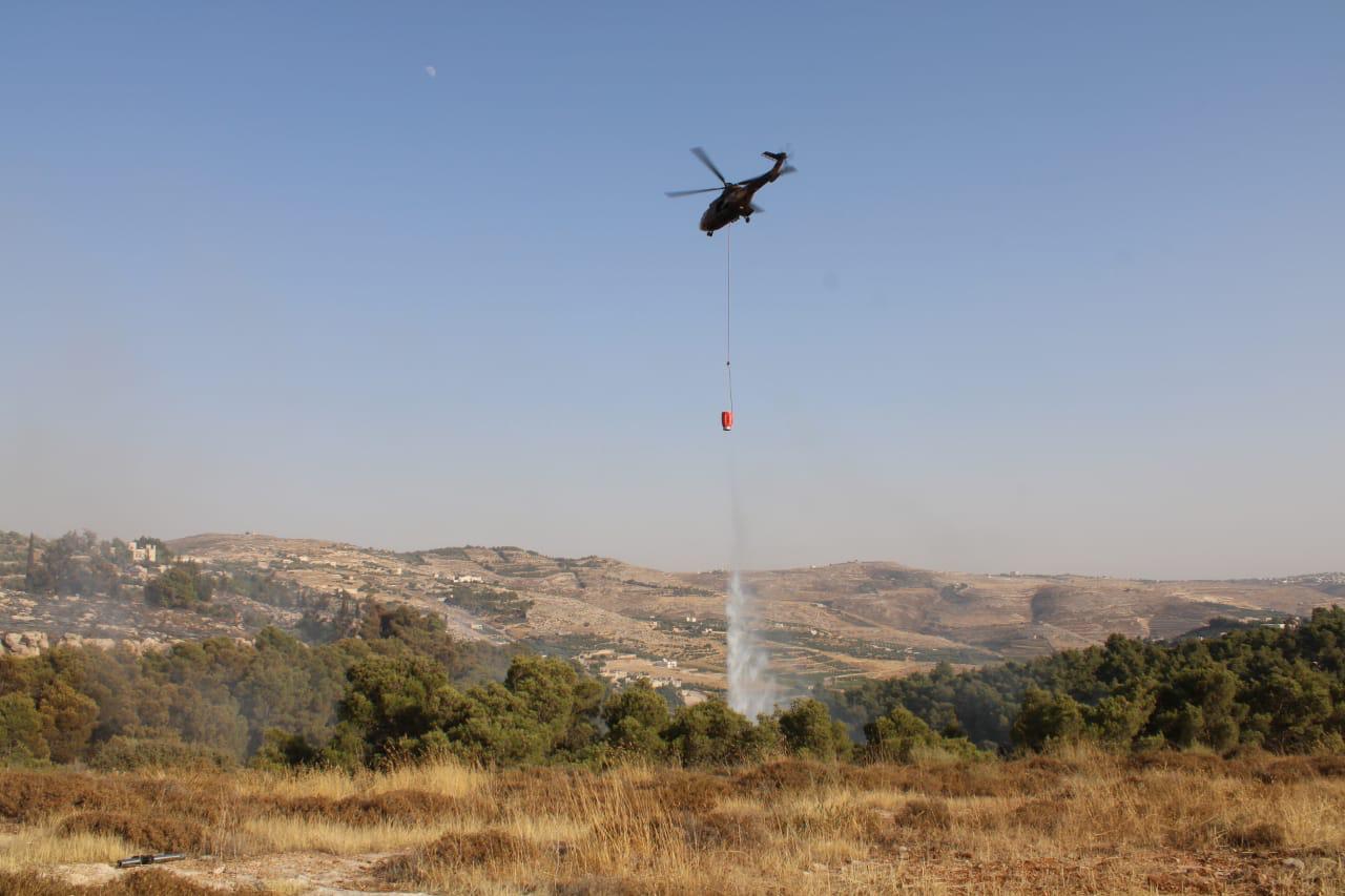 الدفاع المدني لا زال يتعامل مع حريق مناطق حرجية في حسبان .. فيديو وصور