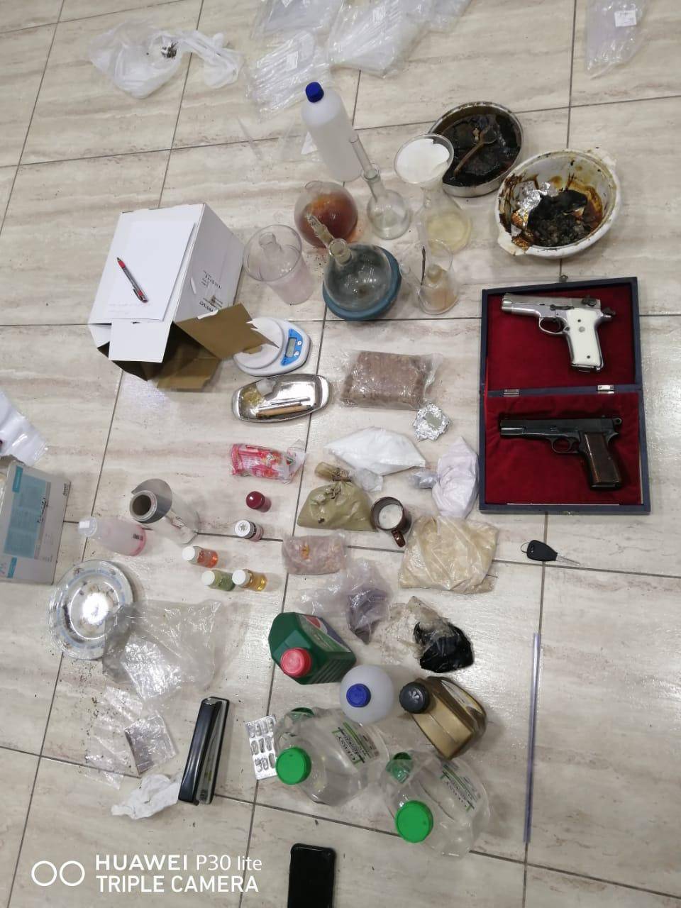 إحباط محاولة شبكة جرمية تصنيع وتركيب مواد مخدرة محلياً