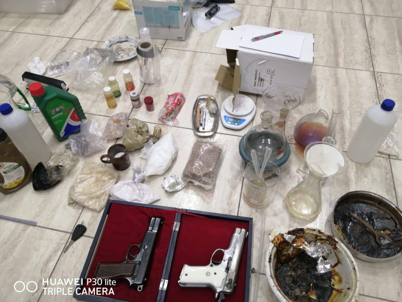 إحباط محاولة شبكة جرمية تصنيع وتركيب مواد مخدرة محلياً