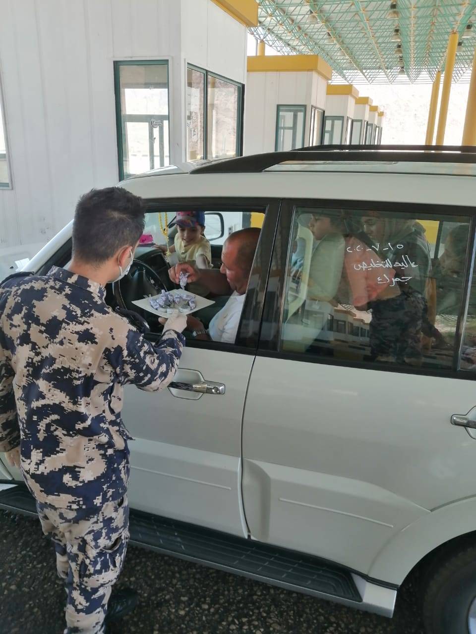 الجمارك توزع الحلوى على المسافرين .. فيديو