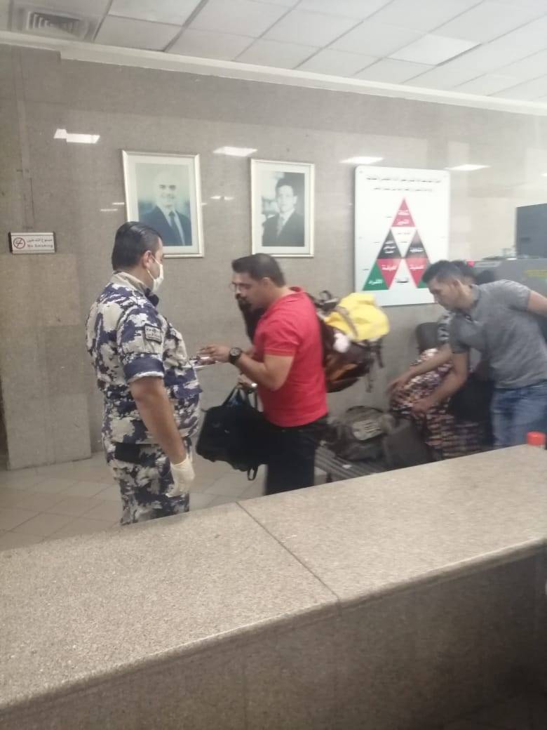 الجمارك توزع الحلوى على المسافرين .. فيديو