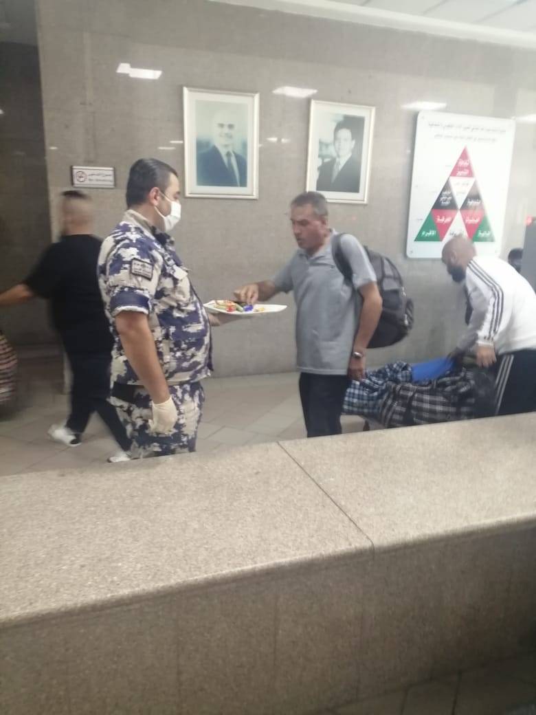 الجمارك توزع الحلوى على المسافرين .. فيديو