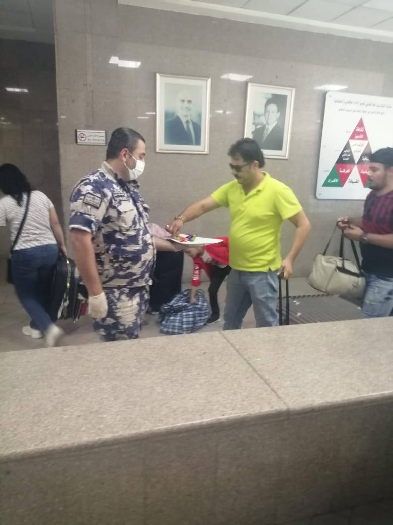 الجمارك توزع الحلوى على المسافرين .. فيديو