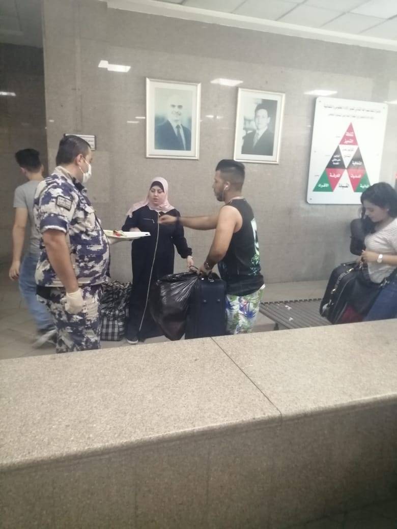 الجمارك توزع الحلوى على المسافرين .. فيديو