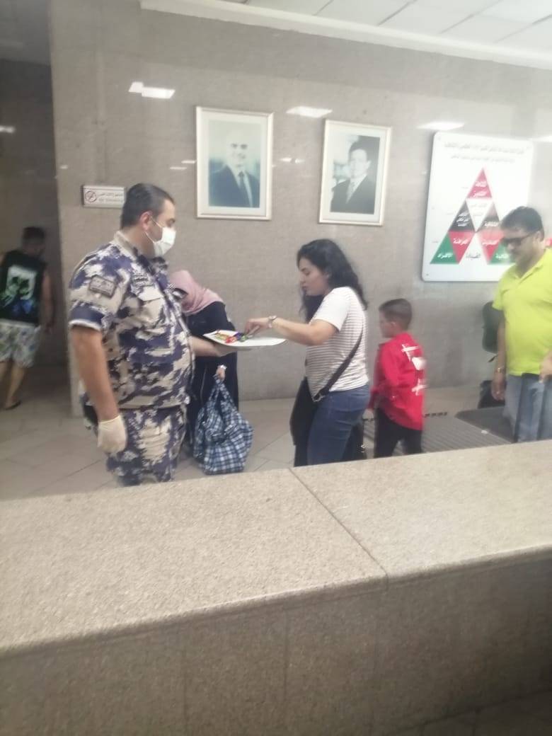 الجمارك توزع الحلوى على المسافرين .. فيديو