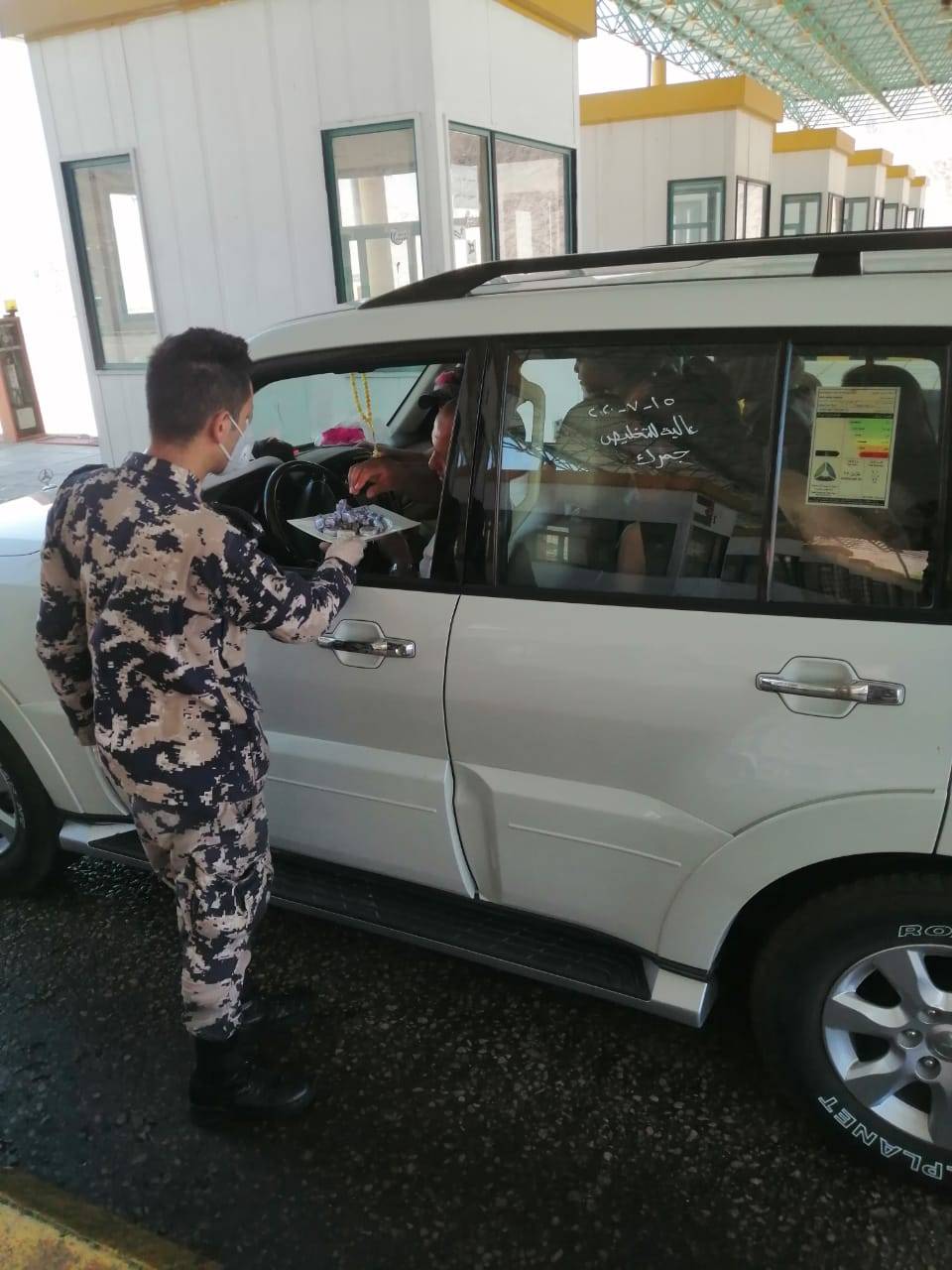 الجمارك توزع الحلوى على المسافرين .. فيديو