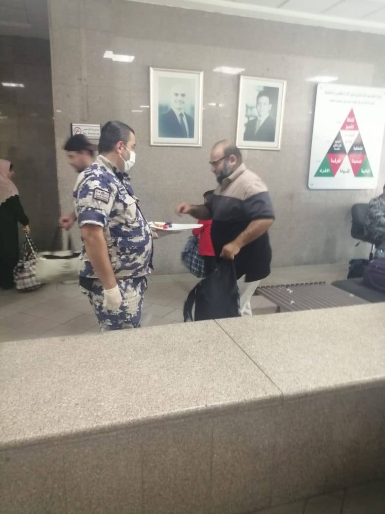 الجمارك توزع الحلوى على المسافرين .. فيديو