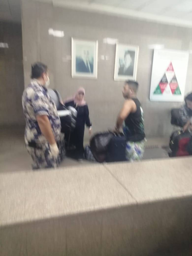 الجمارك توزع الحلوى على المسافرين .. فيديو