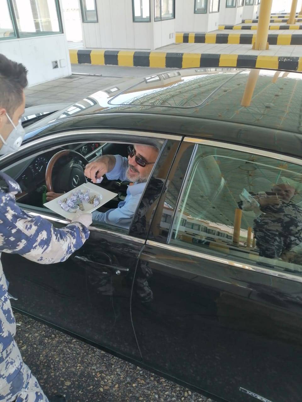 الجمارك توزع الحلوى على المسافرين .. فيديو