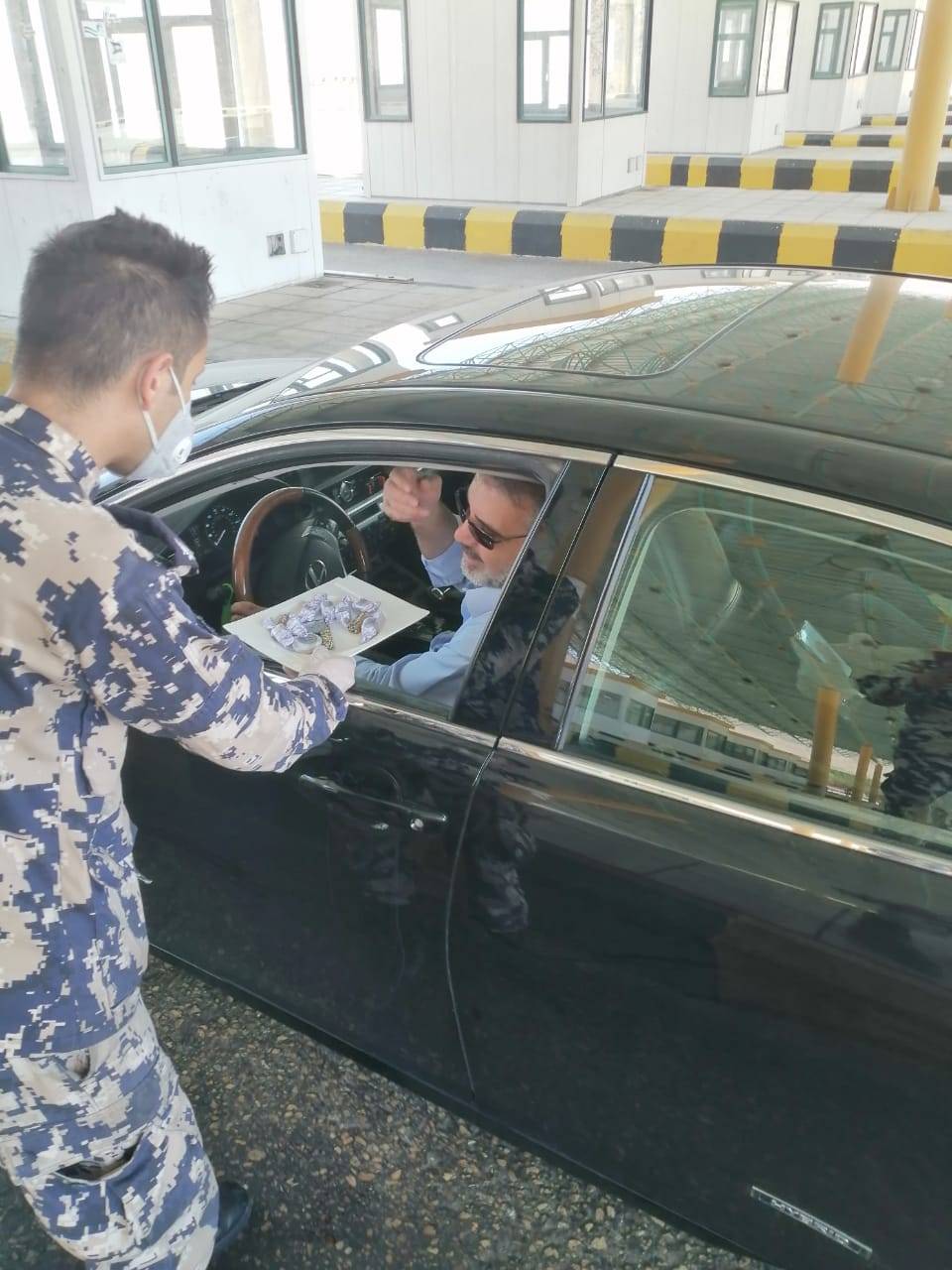 الجمارك توزع الحلوى على المسافرين .. فيديو