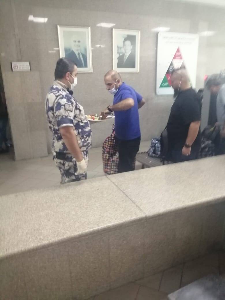 الجمارك توزع الحلوى على المسافرين .. فيديو