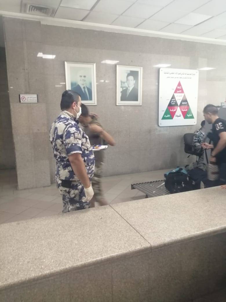 الجمارك توزع الحلوى على المسافرين .. فيديو