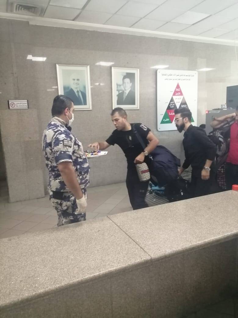 الجمارك توزع الحلوى على المسافرين .. فيديو