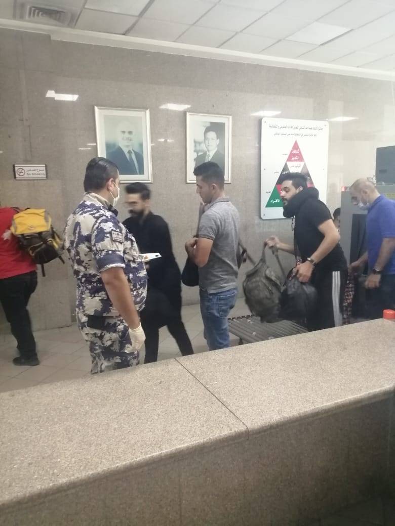 الجمارك توزع الحلوى على المسافرين .. فيديو