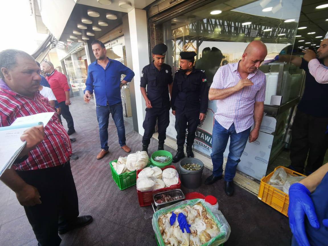 أغلاق مطعم شاورما ومحل مجمدات في سحاب 