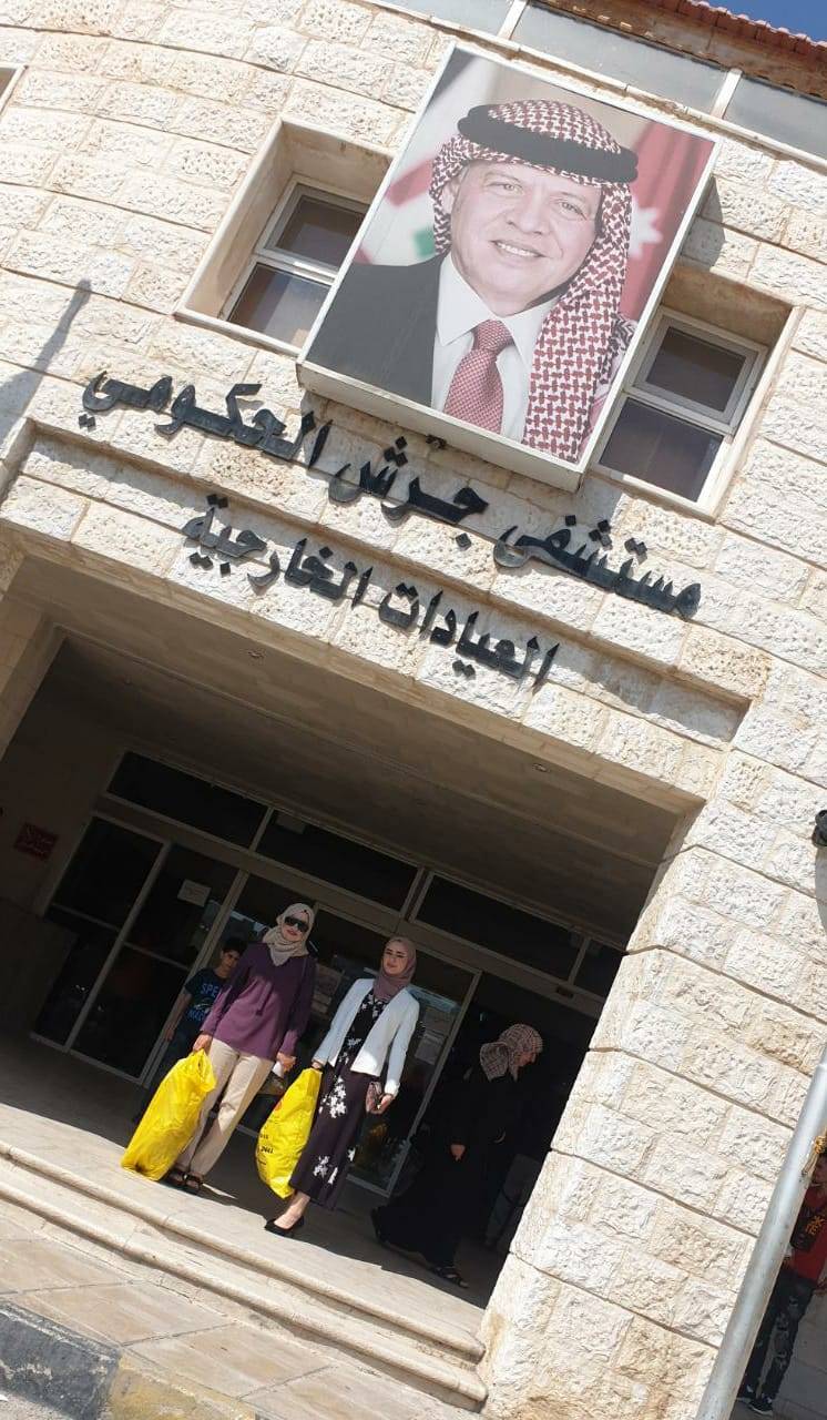 فريق مبادرة خلونا نفرحهم يوزعون الهدايا على الأطفال في مستشفى جرش الحكومي