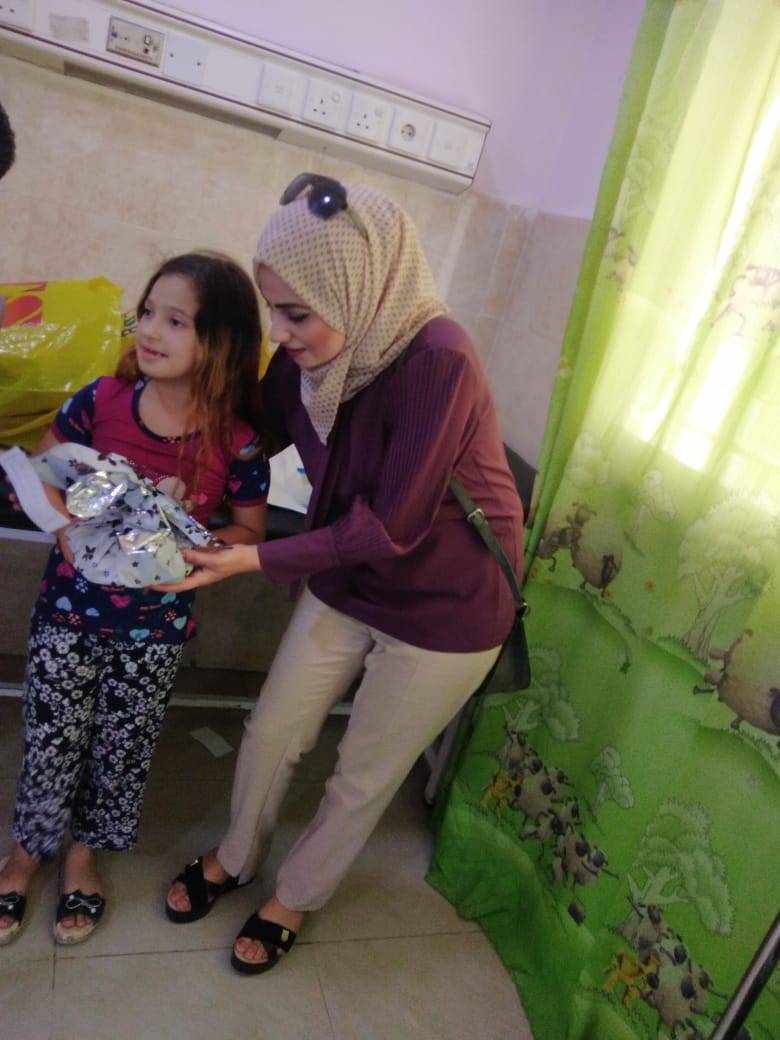 فريق مبادرة خلونا نفرحهم يوزعون الهدايا على الأطفال في مستشفى جرش الحكومي