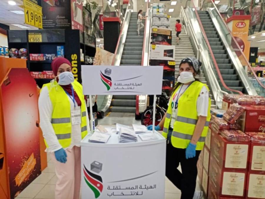 بالصور .. متطوعي الهيئة المستقلة للانتخاب في المراكز التجارية لتوزيع المواد التوعوية واستقبال الاستفسارات