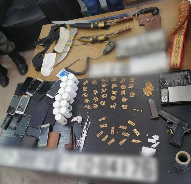 ضبط مطلوب بحوزته مواد مخدرة وسلاح ناري ومركبة مسروقة في احدى مناطق البادية الشمالية