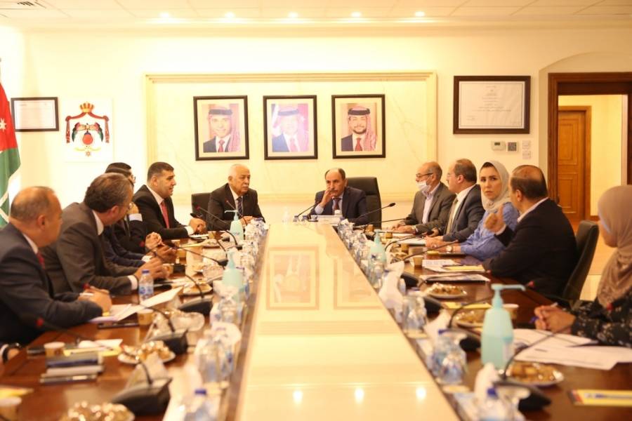 اجتماع في وزارة الأشغال لبحث سير العمل في عدد من مشاريع المبادرات الملكية التي تنفذها الوزارة