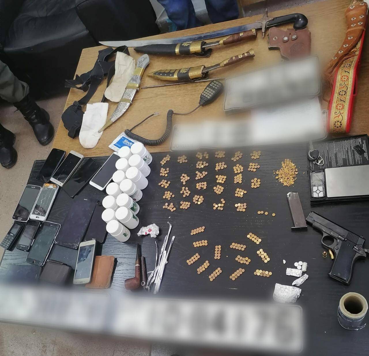 ضبط مطلوب بحوزته مواد مخدرة وسلاح ناري ومركبة مسروقة في احدى مناطق البادية الشمالية