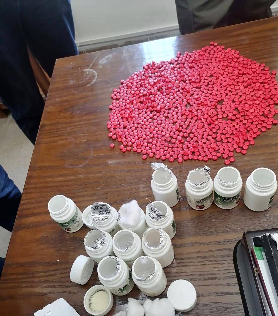 ضبط مطلوب بحوزته مواد مخدرة وسلاح ناري ومركبة مسروقة في احدى مناطق البادية الشمالية