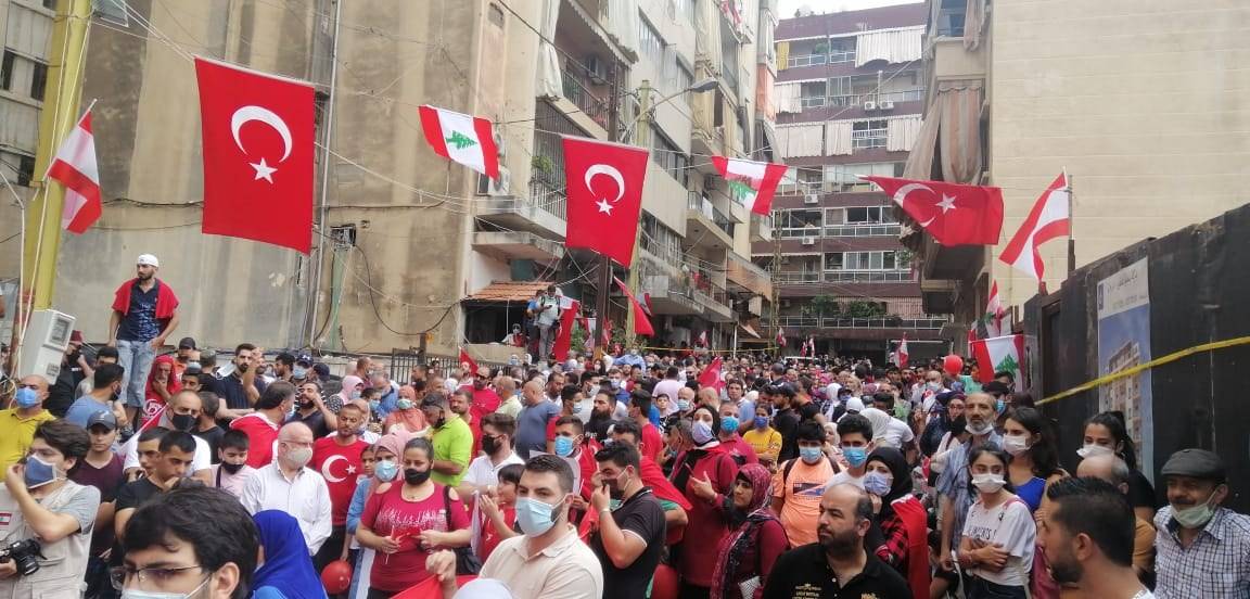 استقبال حافل لنائب الرئيس التركي ووزير الخارجية في بيروت .. فيديو وصور