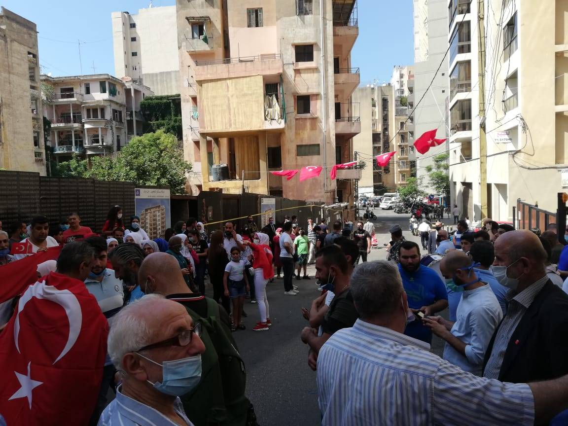 استقبال حافل لنائب الرئيس التركي ووزير الخارجية في بيروت .. فيديو وصور