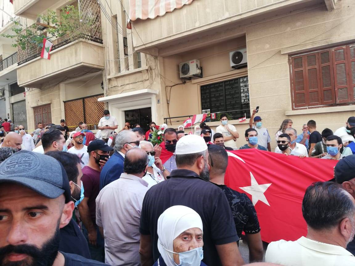 استقبال حافل لنائب الرئيس التركي ووزير الخارجية في بيروت .. فيديو وصور