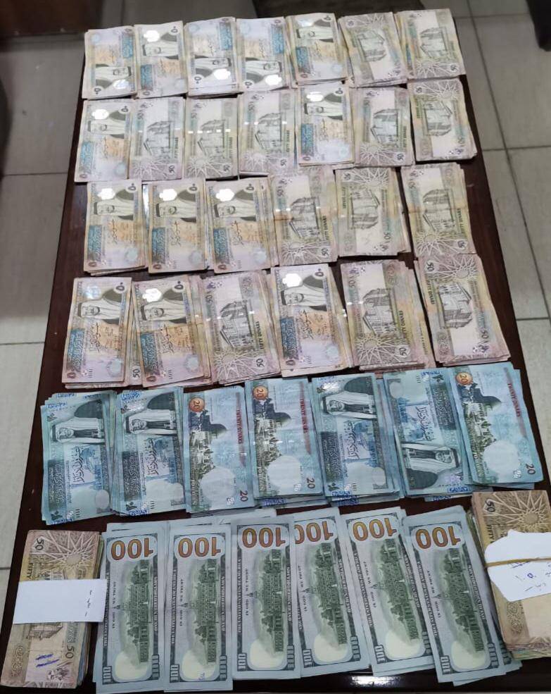 القبض على 3 اشخاص سرقوا مبالغ مالية من احد المنازل وضُبط بحوزتهم جزء كبير من المبالغ المالية المسروقة