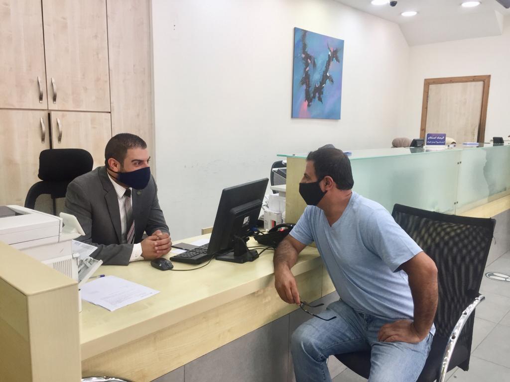 العلاونه للصرافه يتميز في تطبيق أمر الدفاع (١١) للحد من إنتشار فايروس كورونا .. صور