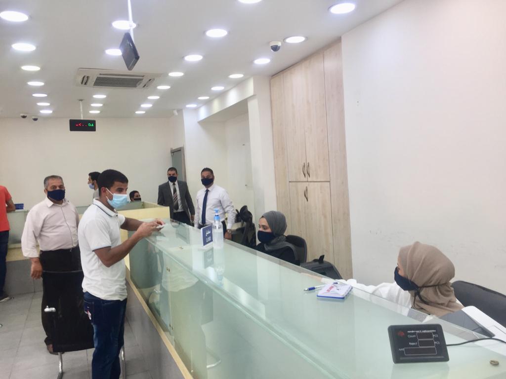 العلاونه للصرافه يتميز في تطبيق أمر الدفاع (١١) للحد من إنتشار فايروس كورونا .. صور