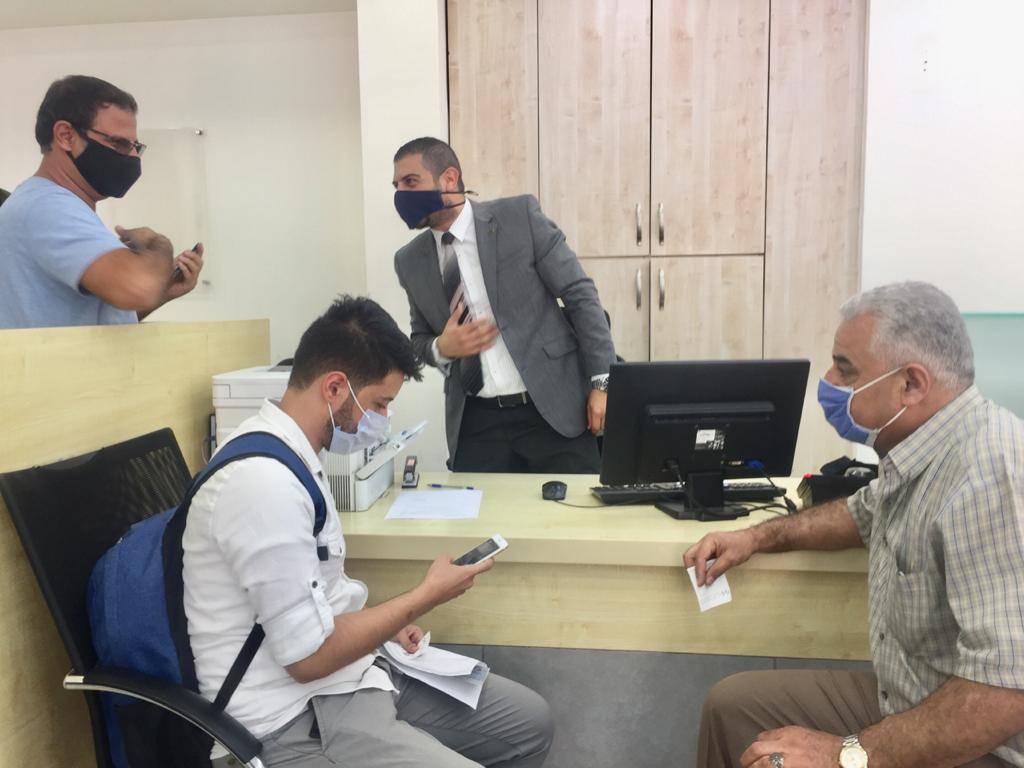 العلاونه للصرافه يتميز في تطبيق أمر الدفاع (١١) للحد من إنتشار فايروس كورونا .. صور