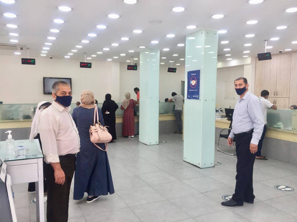 العلاونه للصرافه يتميز في تطبيق أمر الدفاع (١١) للحد من إنتشار فايروس كورونا .. صور