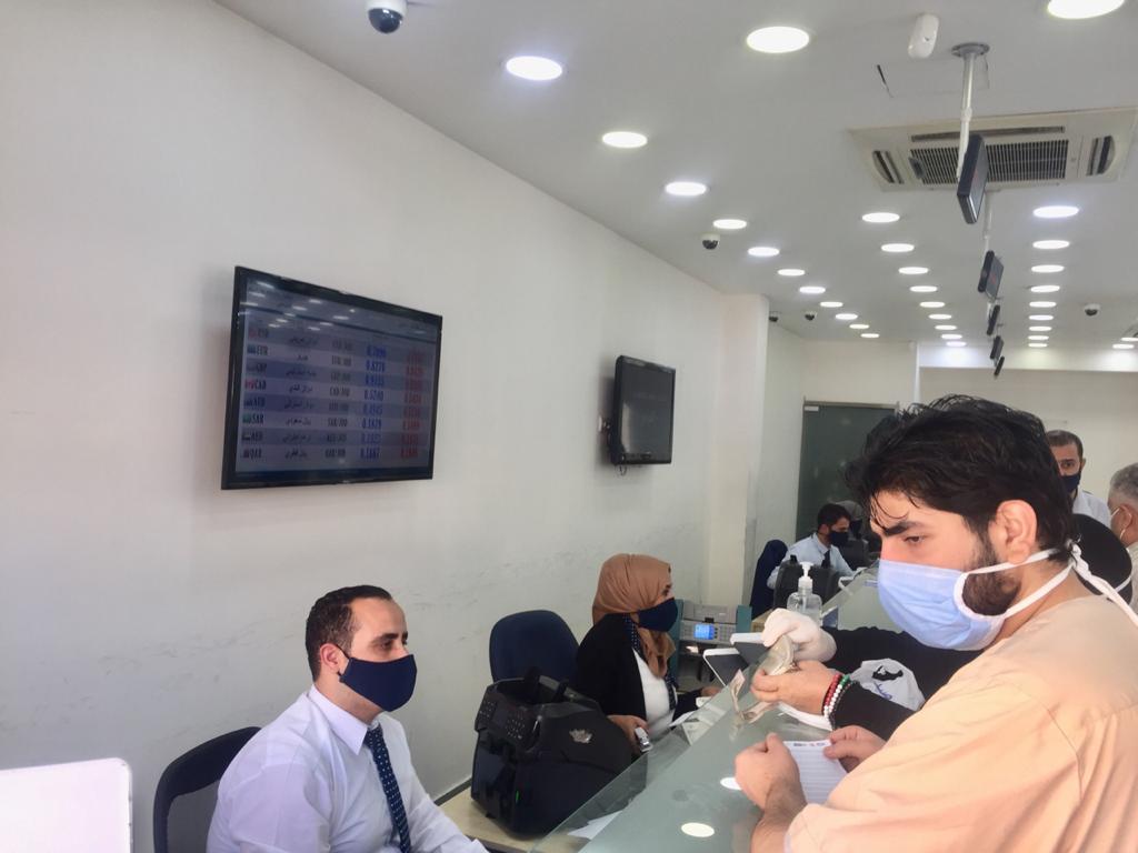 العلاونه للصرافه يتميز في تطبيق أمر الدفاع (١١) للحد من إنتشار فايروس كورونا .. صور