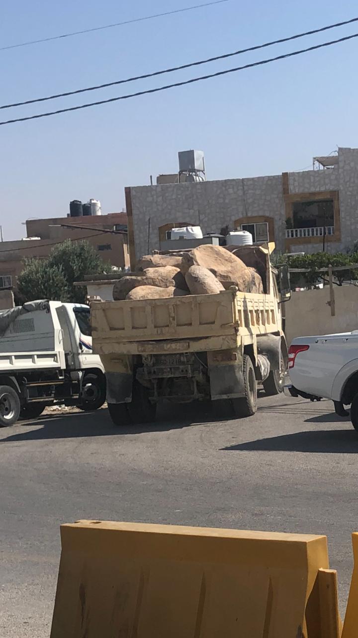 وزارة المياه والري : ضبط قلاب  محمل بالبازلت المستخرج بطريقة مخالفة في الهاشمية