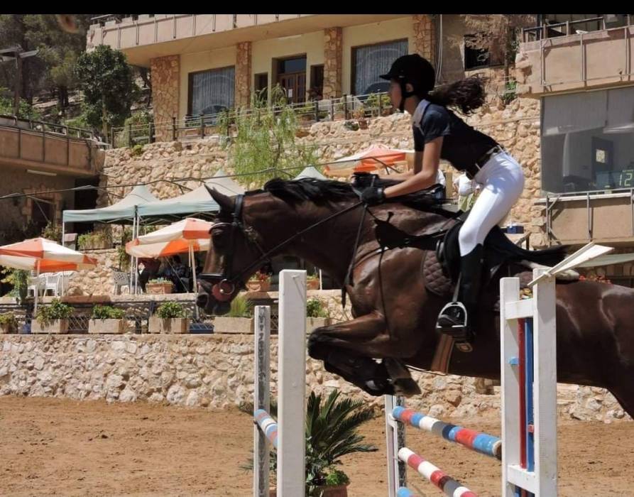 الفارسة سوار وائل طبلت تحقق معدل 99:9٪ في امتحان الثانوية العامة الفرع الأجنبي من مدارس عمان الوطنية