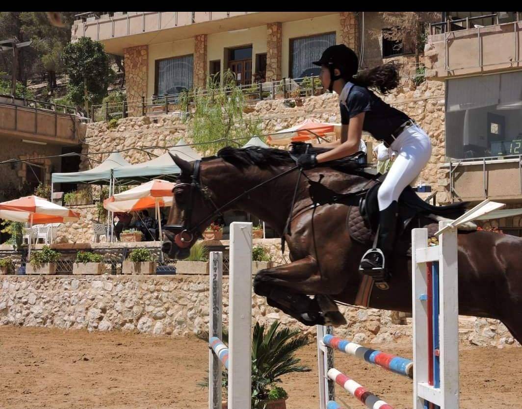 الفارسة سوار وائل طبلت تحقق معدل 99:9٪ في امتحان الثانوية العامة الفرع الأجنبي من مدارس عمان الوطنية