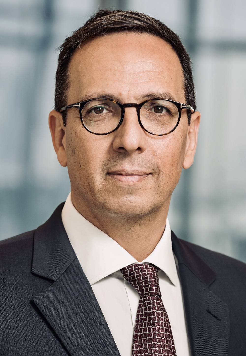 بلومبرغ  تقدم تجربتها في استثمار الذكاء الاصطناعي داخل غرف الأخبار