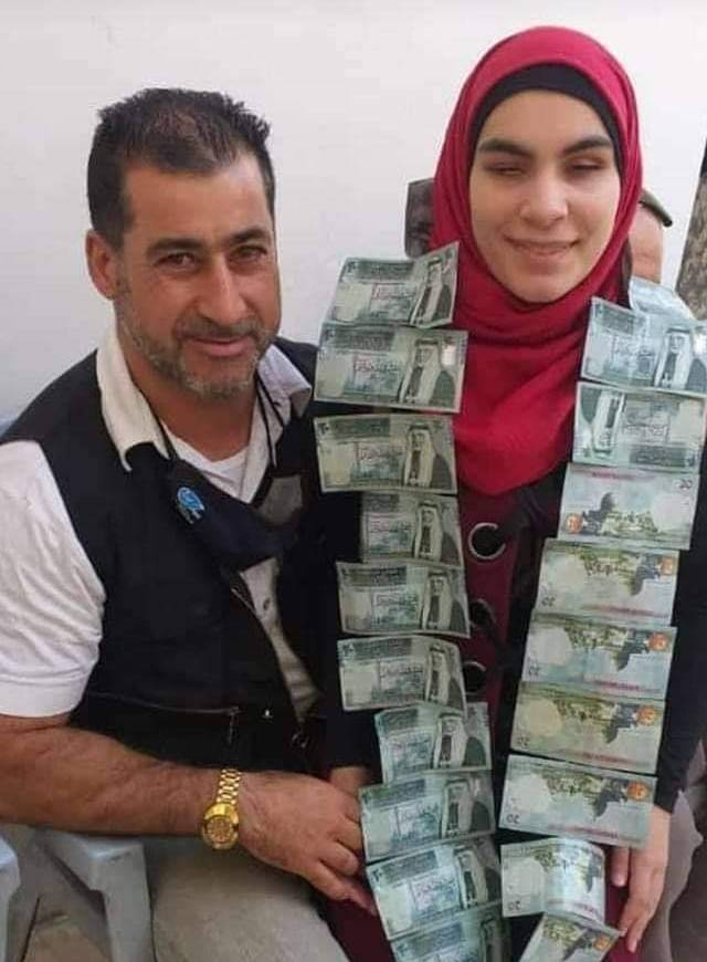 حكاية كفاح تكللت بالنجاح .. الطالبة مروة السلمان تحصل على معدل 95 في الثانوية العامة