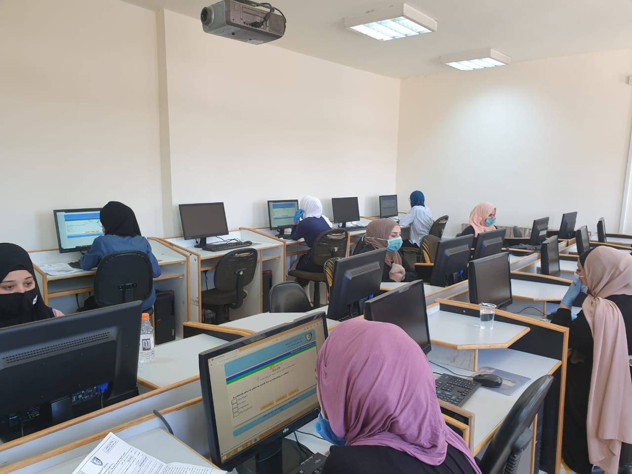 طلبة الشامل يبدون ارتياحهم لمستوى أسئلة الورقة الأولى