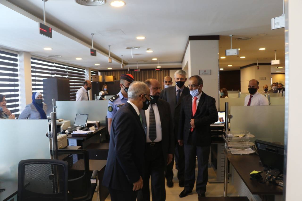 وزير الداخلية يطلق خدمات الكترونية من هيئة الاستثمار